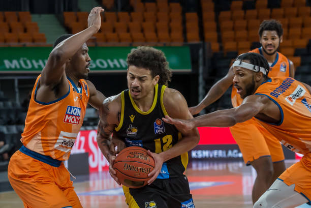 但后防线的 但后防线的